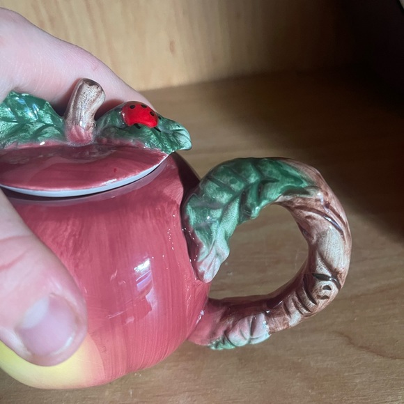Apple Shaped Ceramic Teapot with Leaf Handle - Picture 3 of 4